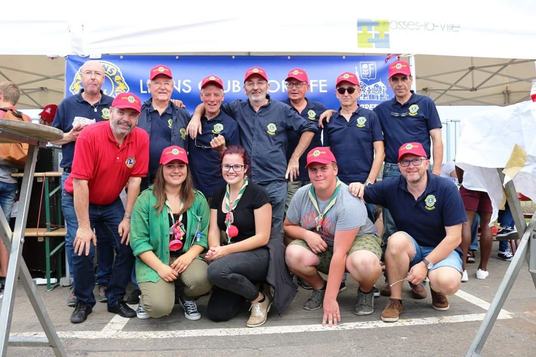 Membres du club et jeunes réunis sous la banderole du Lions Club Floreffe
